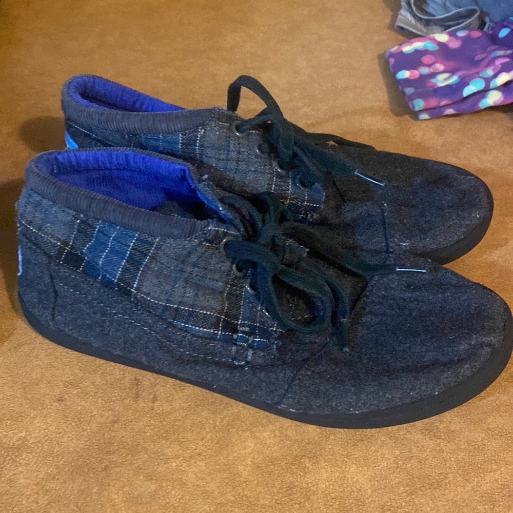 Toms youth size 5